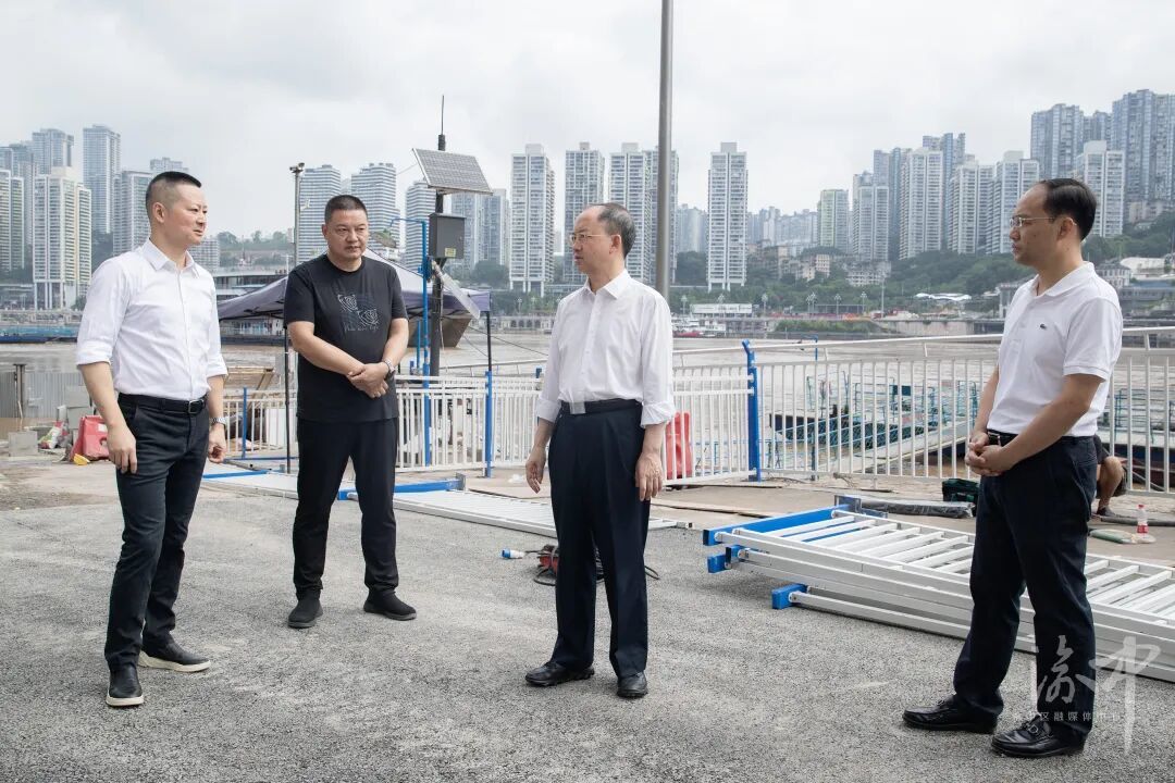 区委书记黄茂军，区委副书记、区长谢东在朝天门码头实地检查防汛工作和片区安全隐患整治与维修加固工程建设情况。