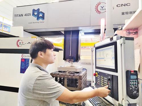 9月11日，智能模具科技成果转化中试平台工作人员正在操作四轴机床进行生产。本报记者 马彦铭摄