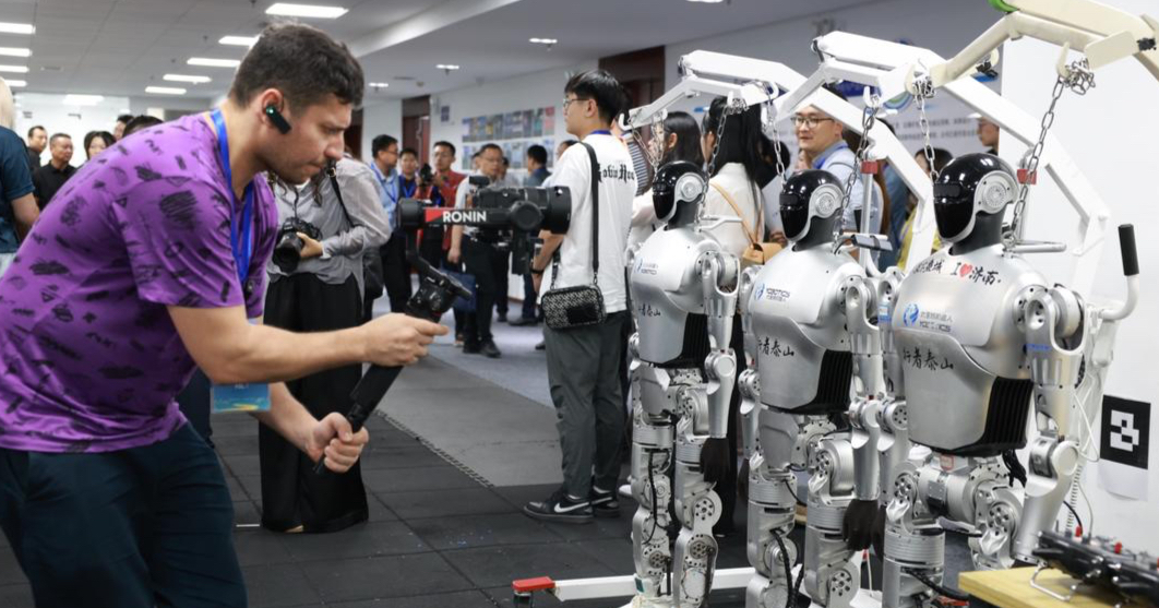 17日下午，采访团走进山东优宝特智能机器人有限公司，现场一场机器人“秀”让媒体人直呼“惊艳”。