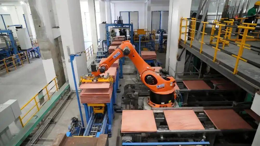 △金川集团永昌铜业有限公司40万吨/年智能铜电解项目产出的高纯阴极铜