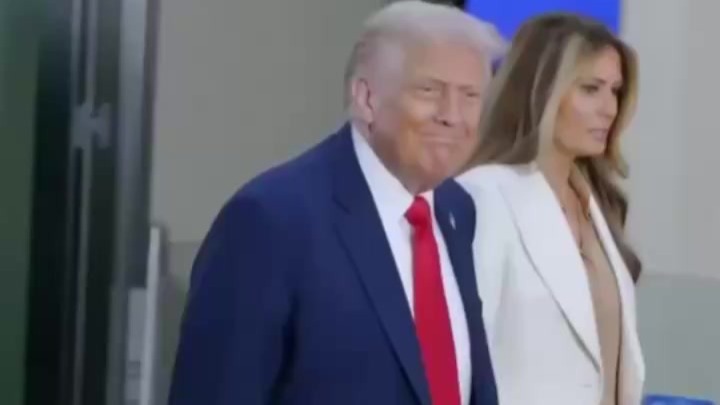 暗示特朗普打钱？特朗普在联合国乘坐的扶梯突然停止