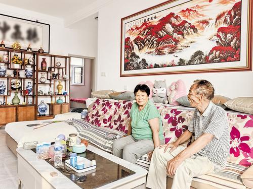 9月16日，韩凤华（右）和老伴儿在宽敞明亮的新家里。新建成的装配式建筑房屋设计科学、安全舒适、绿色环保、使用寿命更长。 本报记者张辉摄