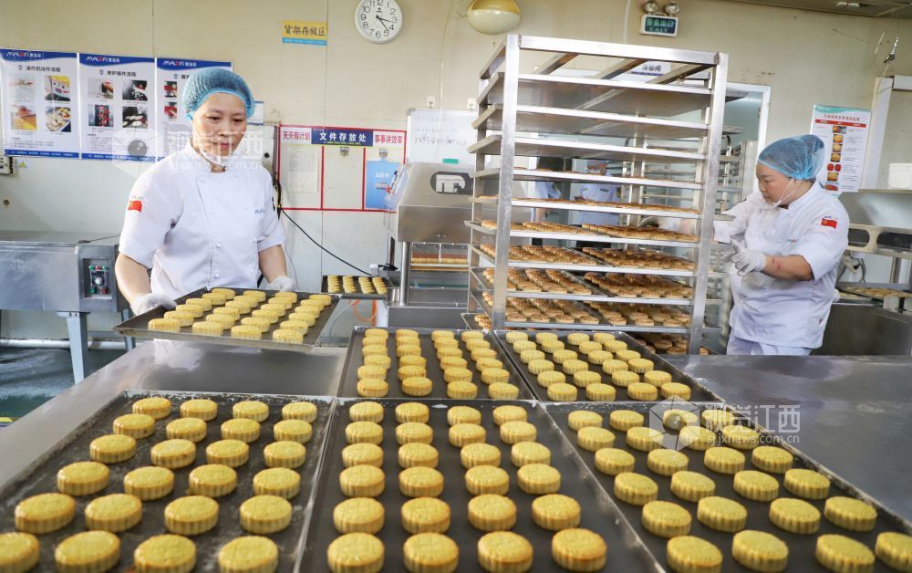 9月23日，在江西省新余市渝水区一家食品生产企业车间，工人在制作中秋月饼。