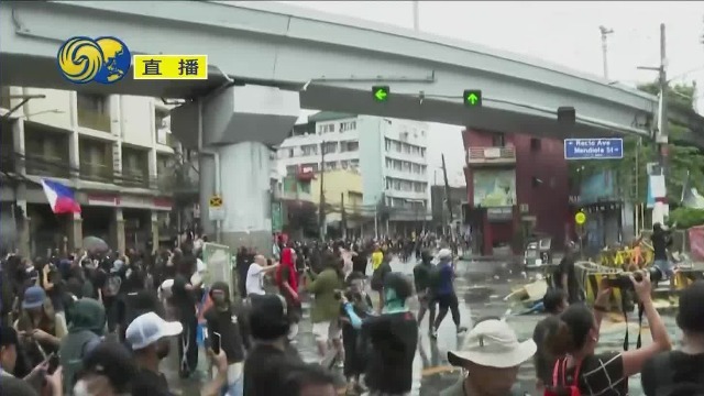 直击菲律宾总统府附近抗议现场：警方与抗议者爆发肢体冲突，数人被捕