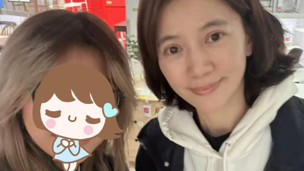 袁咏仪英国陪儿子读大学，逛街买生活用品，真人端庄大气并不彪悍封面图