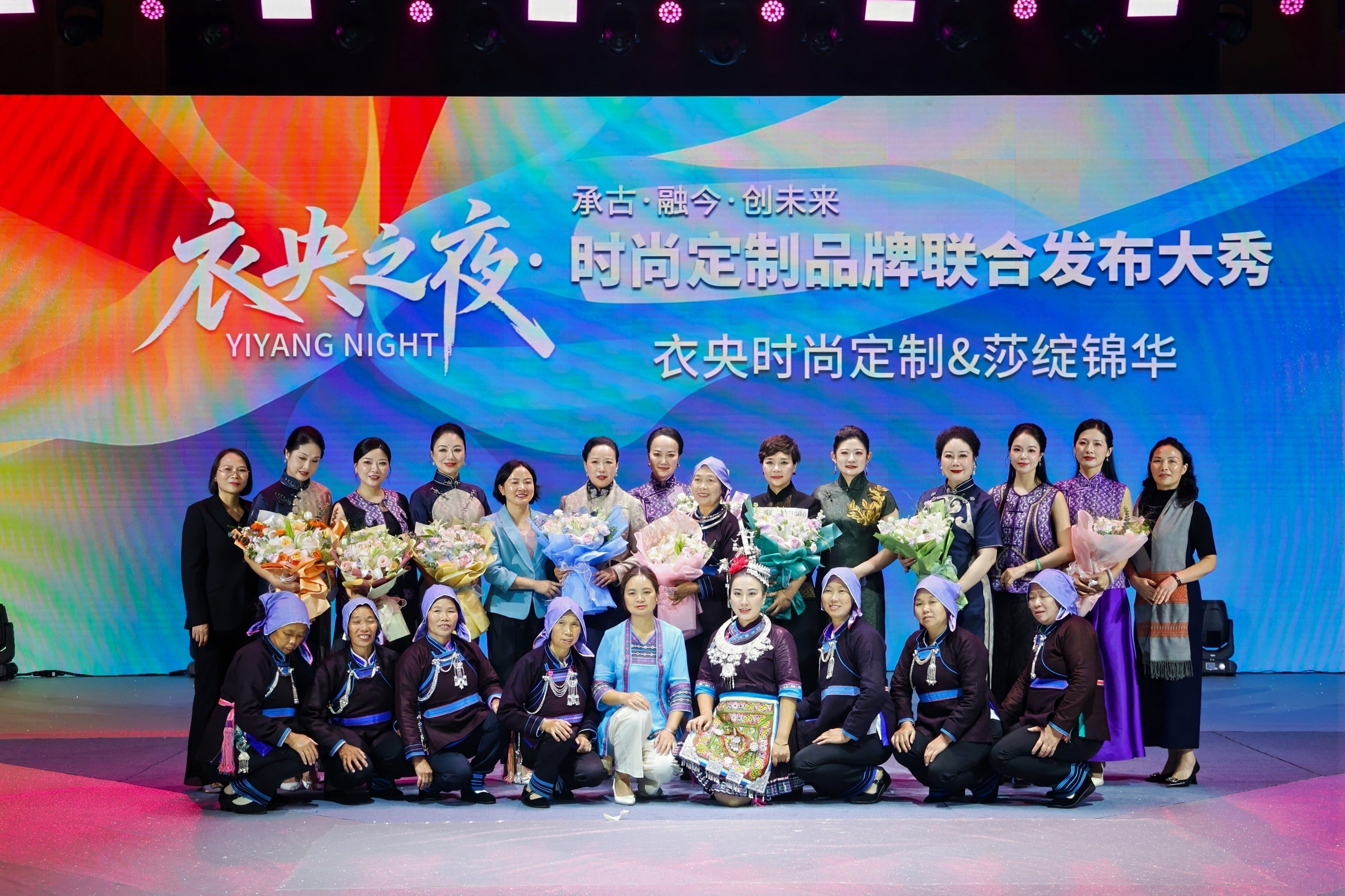 超模携手机器人同台走秀，惊艳亮相2025中国服装定制大会品牌大秀