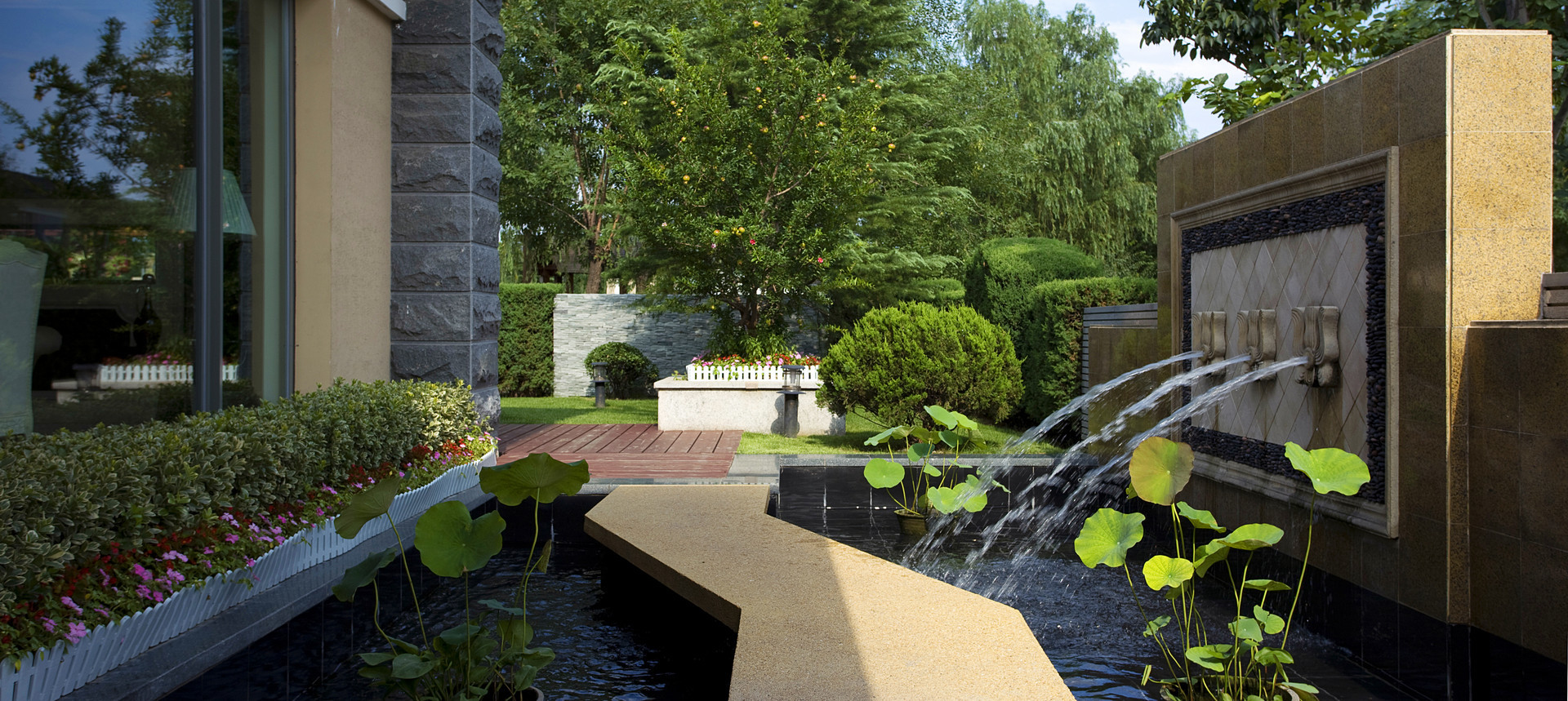 巾帼议事促治理 胶州铺集镇妇联开展美丽庭院观摩活动