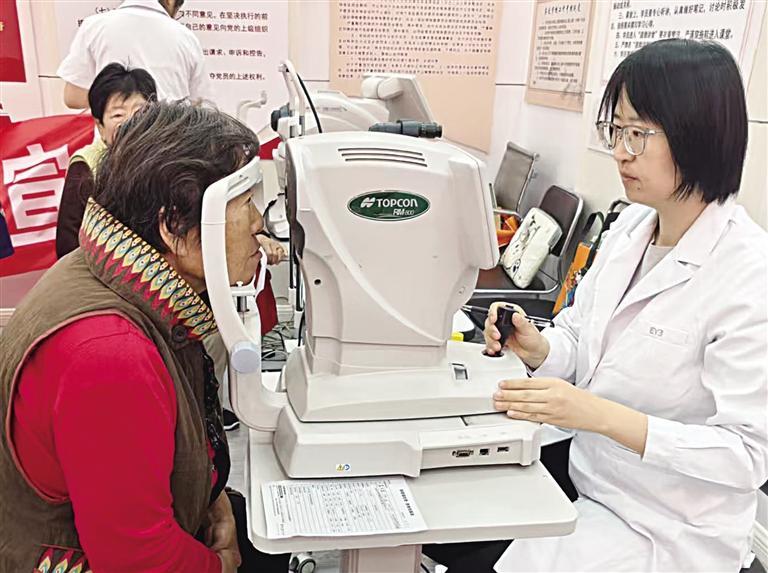 为居民做眼部检查