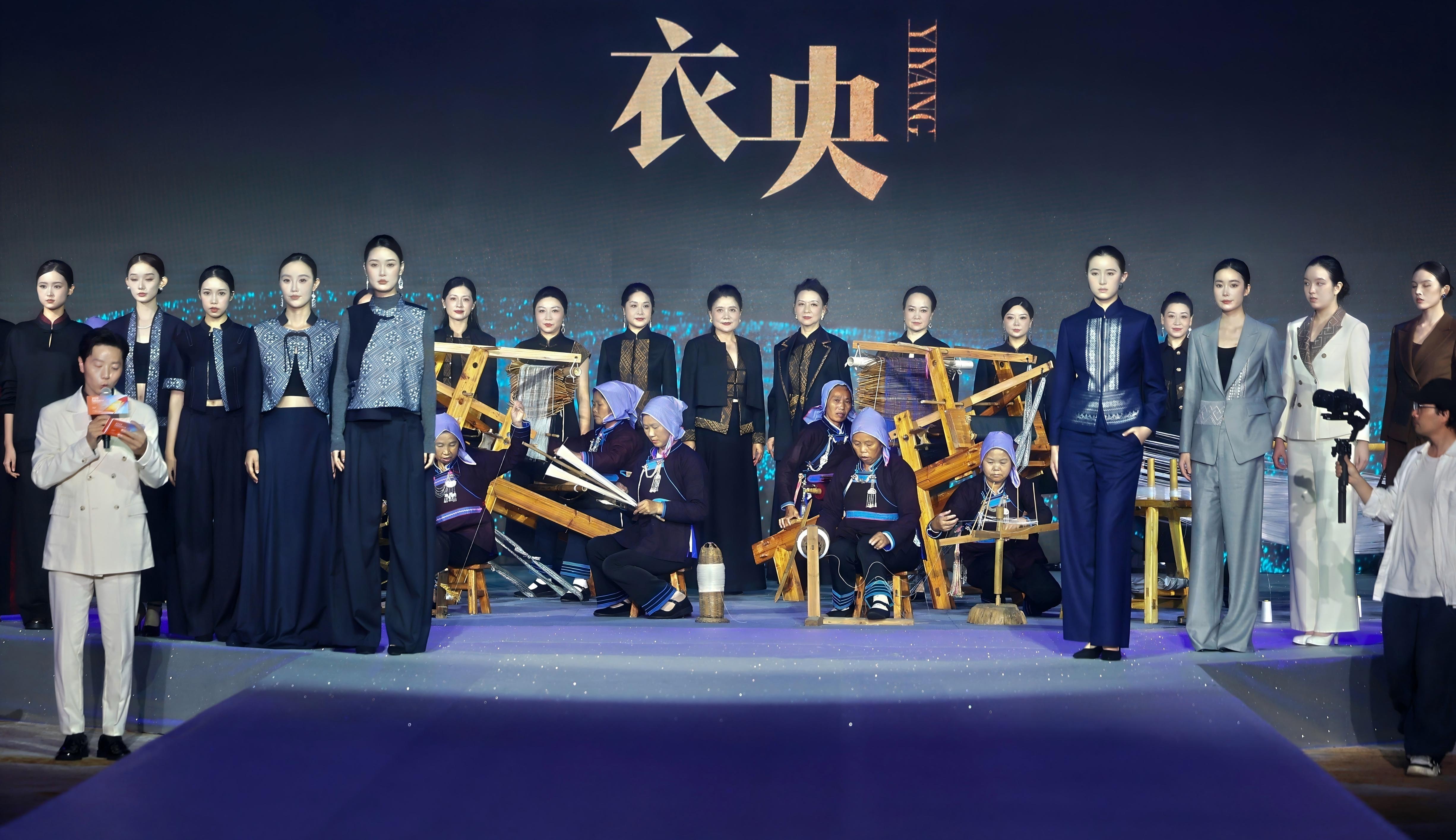 超模携手机器人同台走秀，惊艳亮相2025中国服装定制大会品牌大秀