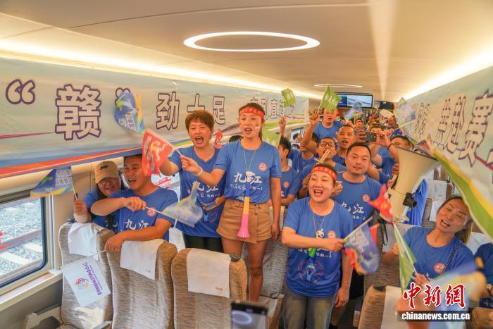 8月2日，G9813/2次列车上，　“赣超”九江队球迷在球迷专列上为球队加油助威。当日，由中国铁路南昌局集团有限公司开行的江西省首趟“赣超”球迷专列发车。　张学东 摄