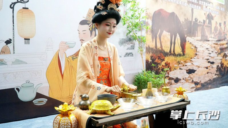 直播达人在直播带货。