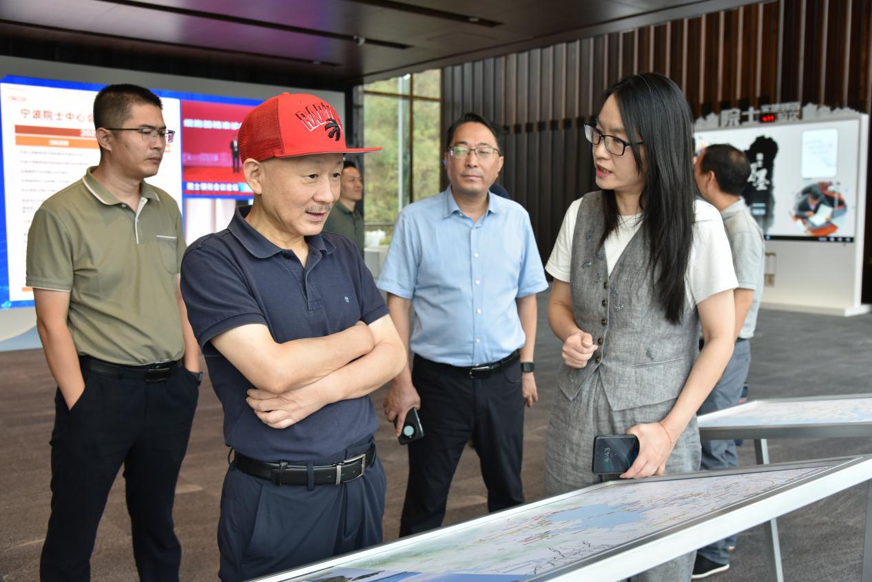 方真院士开展一线指导服务(左二)