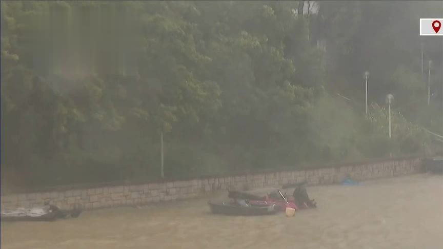 直击“桦加沙”袭港：河道水位急剧上涨，步道被淹没，小艇被冲散