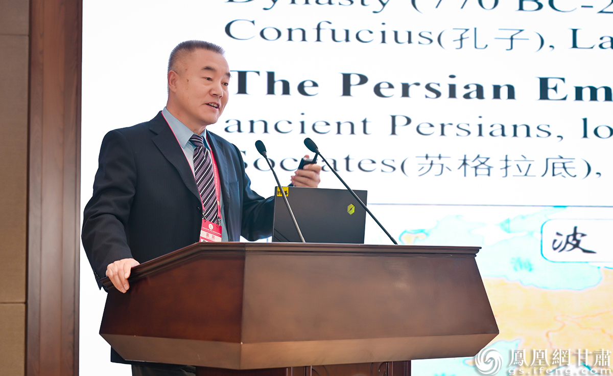 兰州大学一带一路研究中心副主任龙瑞军说，企业在开展对外经贸合作过程中要避免独行。杨艺锴　摄