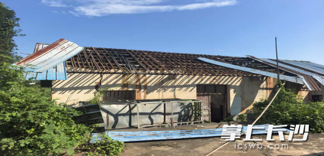 屋顶被大风刮跑。