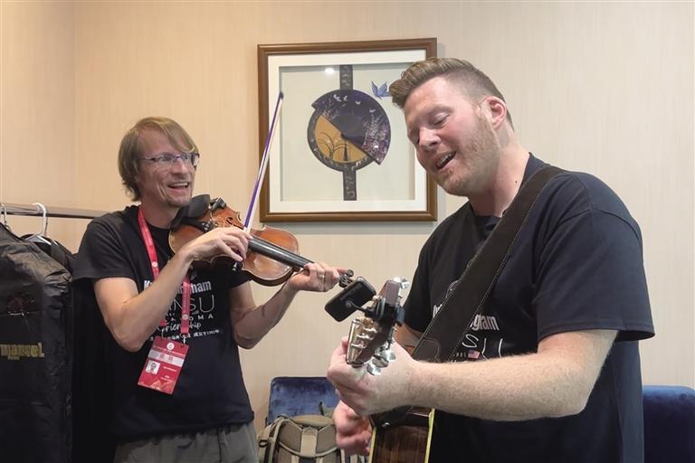 凯尔与吉他手史蒂文彩排练习