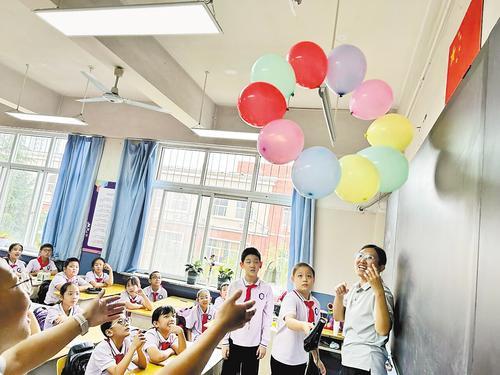 9月17日上午，省科技馆走进石家庄市槐南实验小学开展“全国科普月”主题活动，科技辅导员与孩子们共同进行趣味实验。 本报记者 张 博摄