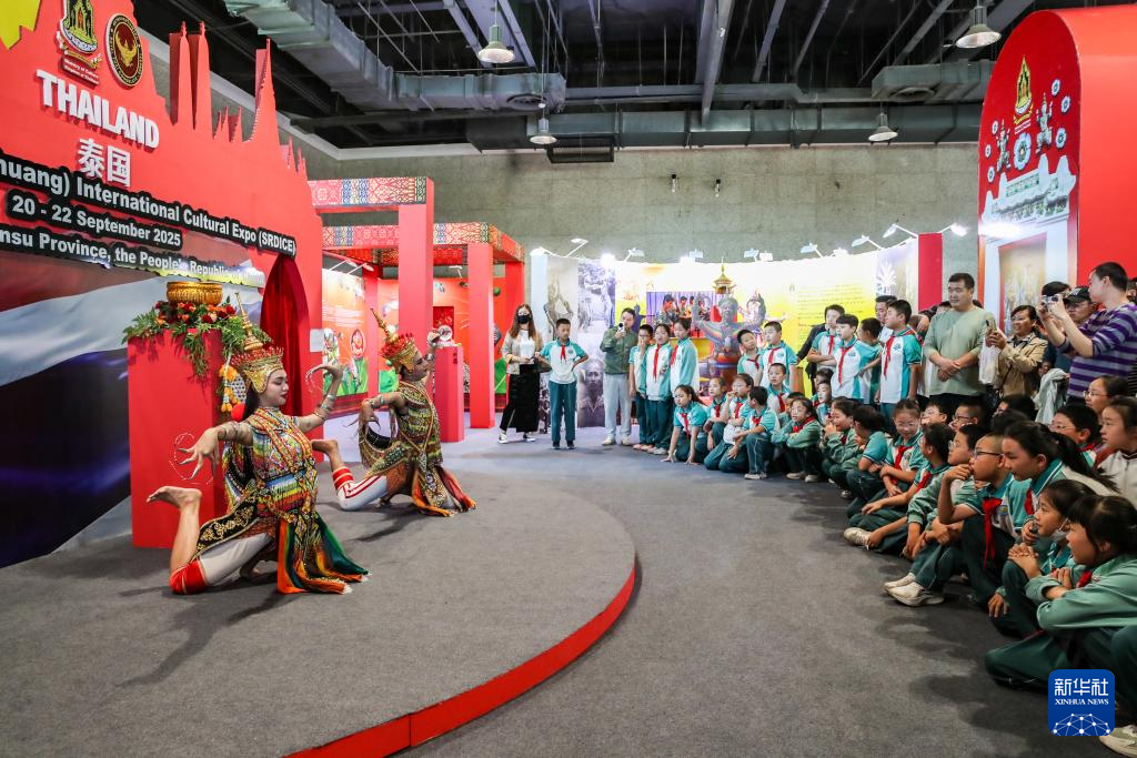 9月22日，学生在敦煌文博会上观看演出。