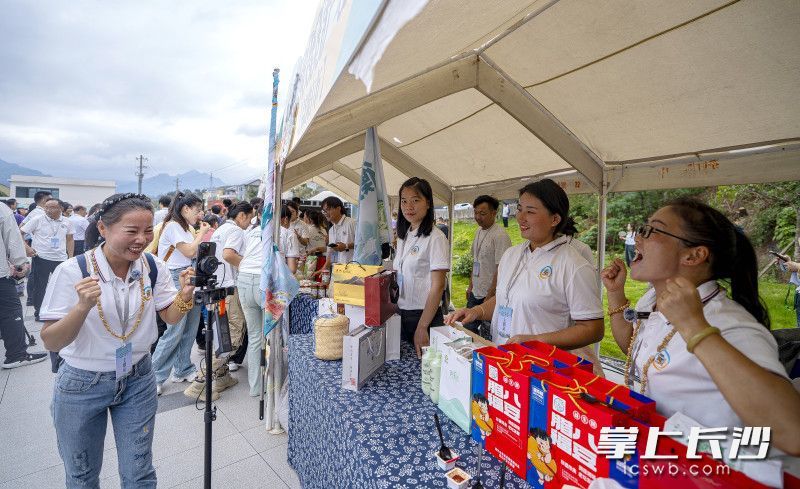 直播达人在卖力带货。