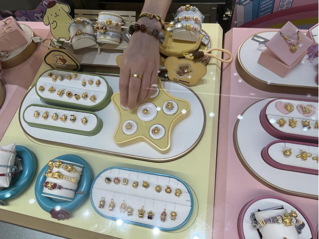 9月12日,北京槐房万达潮宏基门店内消费者正在挑选线条小狗转运珠 高昕怡摄