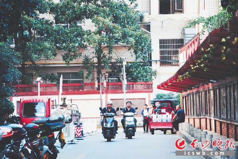 地图上找不到名字、没有路灯的法院巷,却是很多市民回家的必经之路。长沙晚报全媒体记者 舒元臻摄