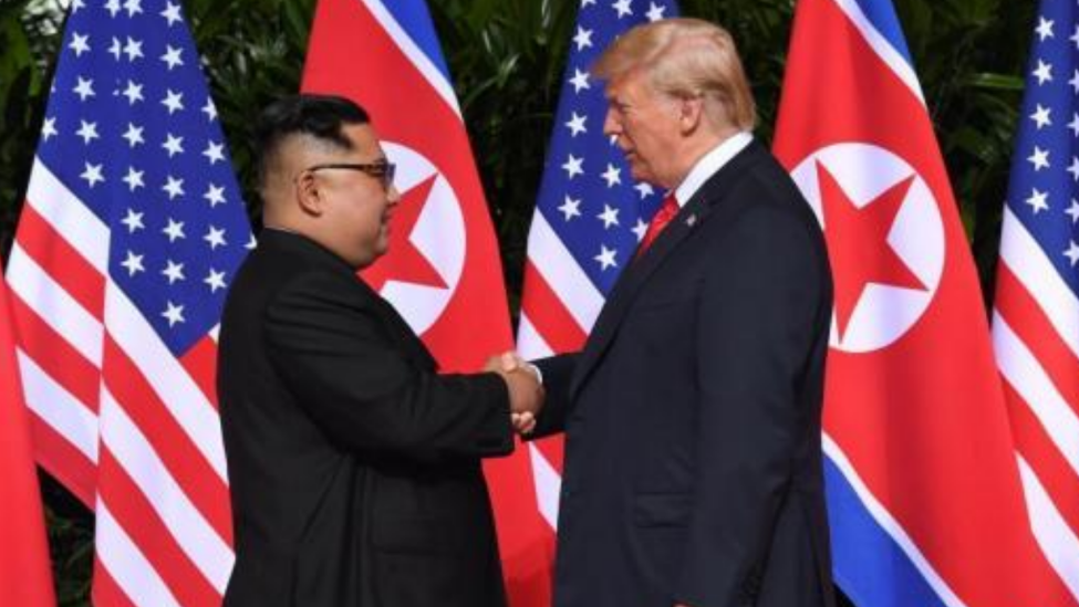 图为此前金正恩在新加坡与特朗普进行会晤