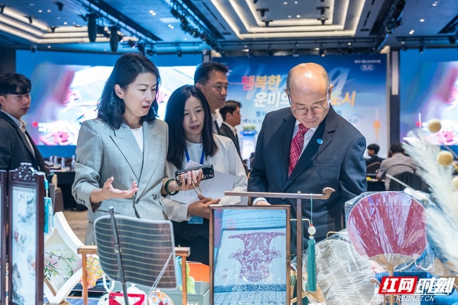 湘绣、浏阳烟花、铜官窑陶瓷、面塑等非遗产品，受到与会嘉宾关注。
