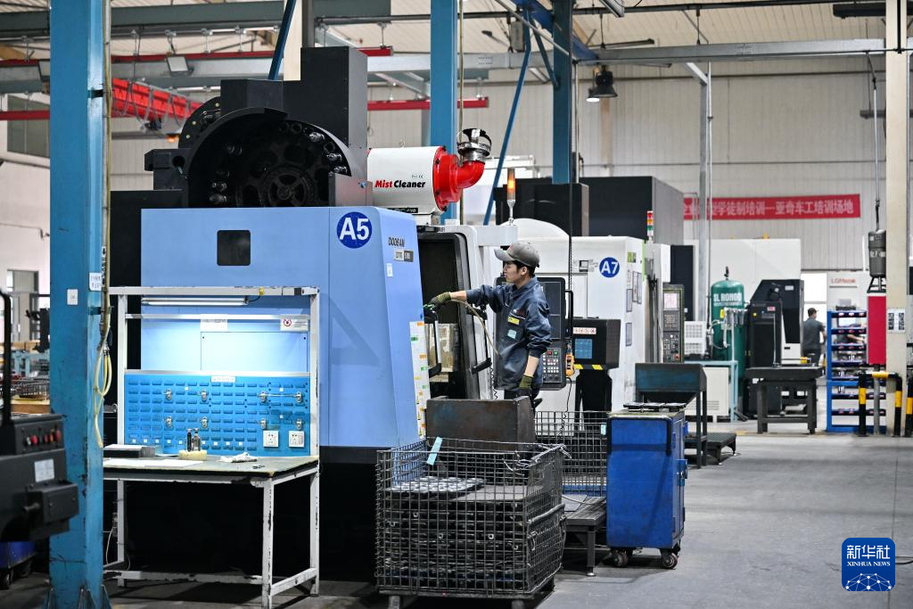 9月24日,泊头市亚奇铸业有限公司工人在操作数控机床。