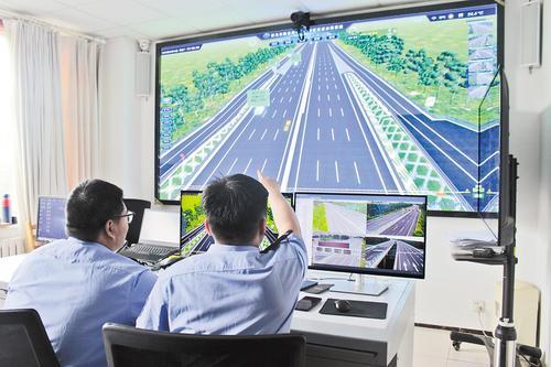 9月16日，民警通过数字孪生系统“巡逻”路面。 本报记者 桑 珊摄