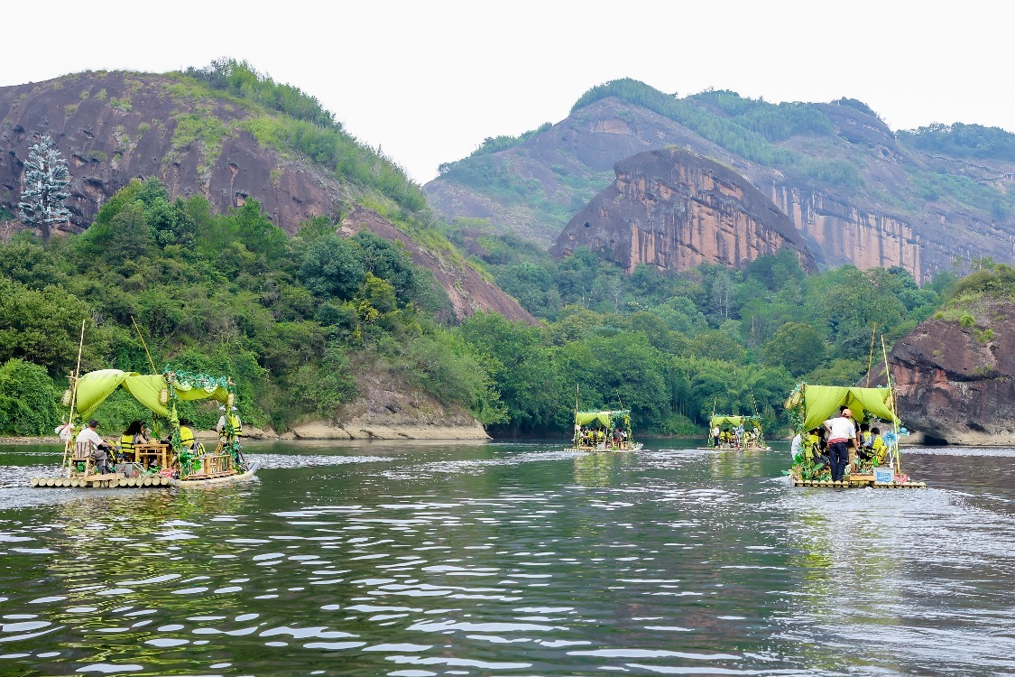 游客乘森系竹筏漂流，领略龙虎山景区生态“绝”佳。