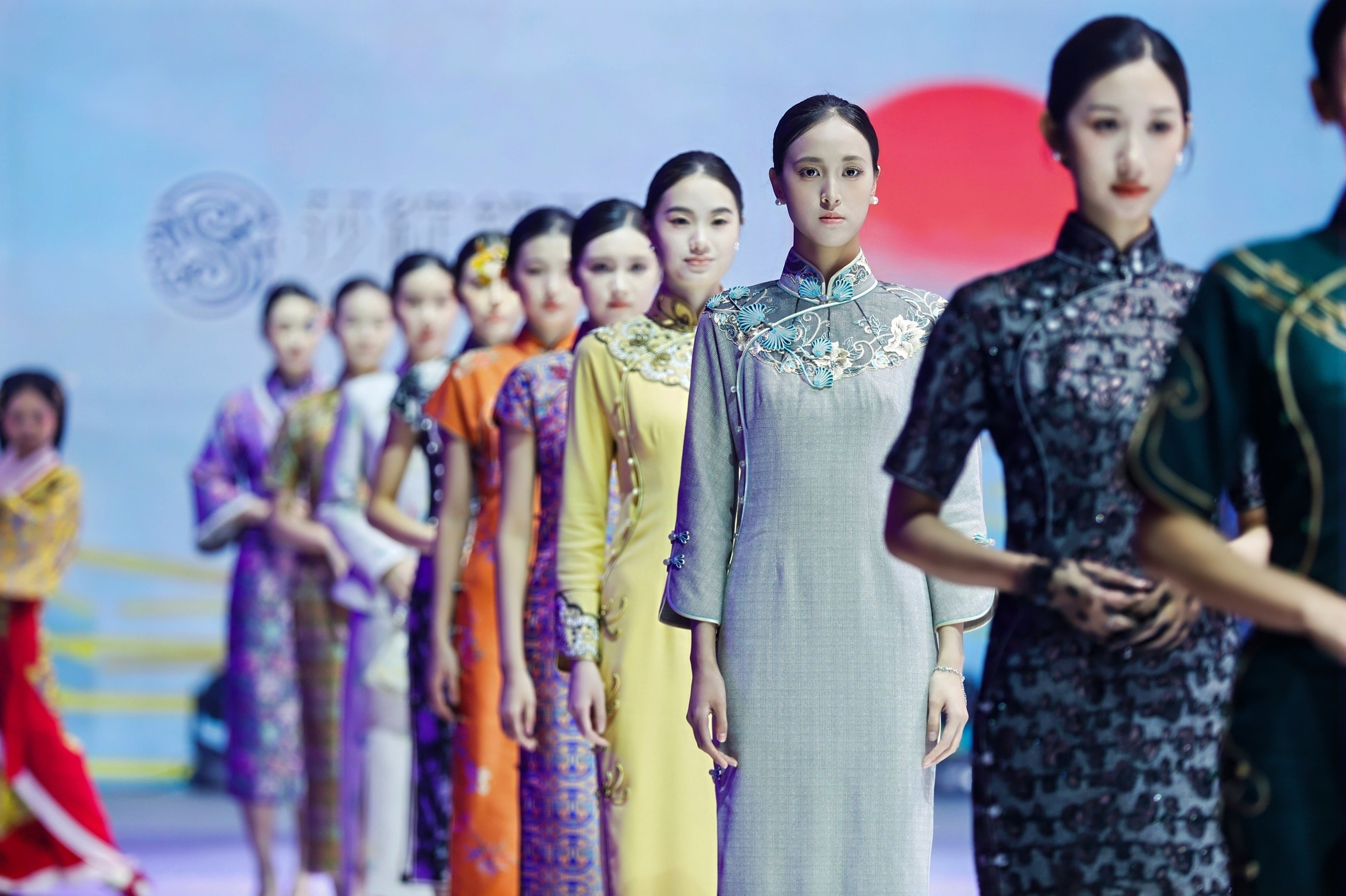 超模携手机器人同台走秀，惊艳亮相2025中国服装定制大会品牌大秀