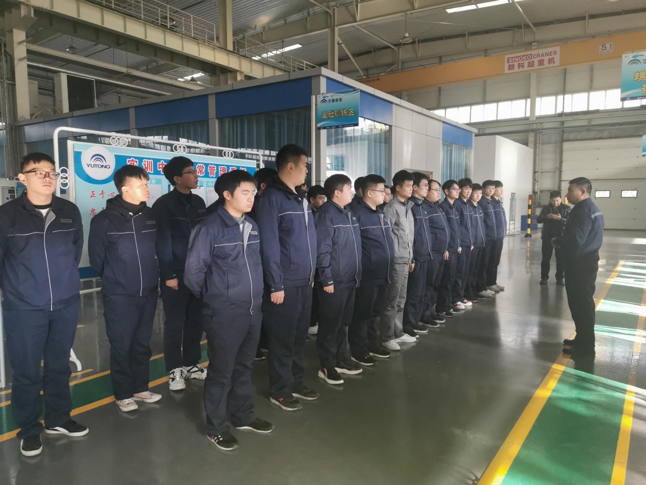 学生在宇通“线场课堂”上课