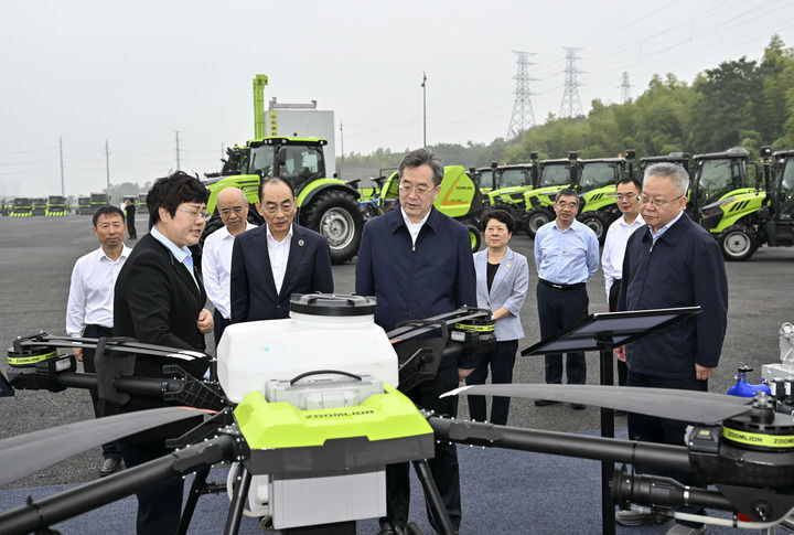 9月23日，中共中央政治局常委、国务院副总理丁薛祥在湖南调研。这是丁薛祥在中联重科股份有限公司调研。新华社记者 殷博古 摄