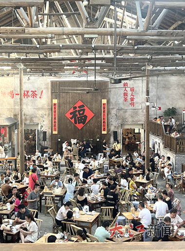 茶馆内座无虚席。图／曾伟轩