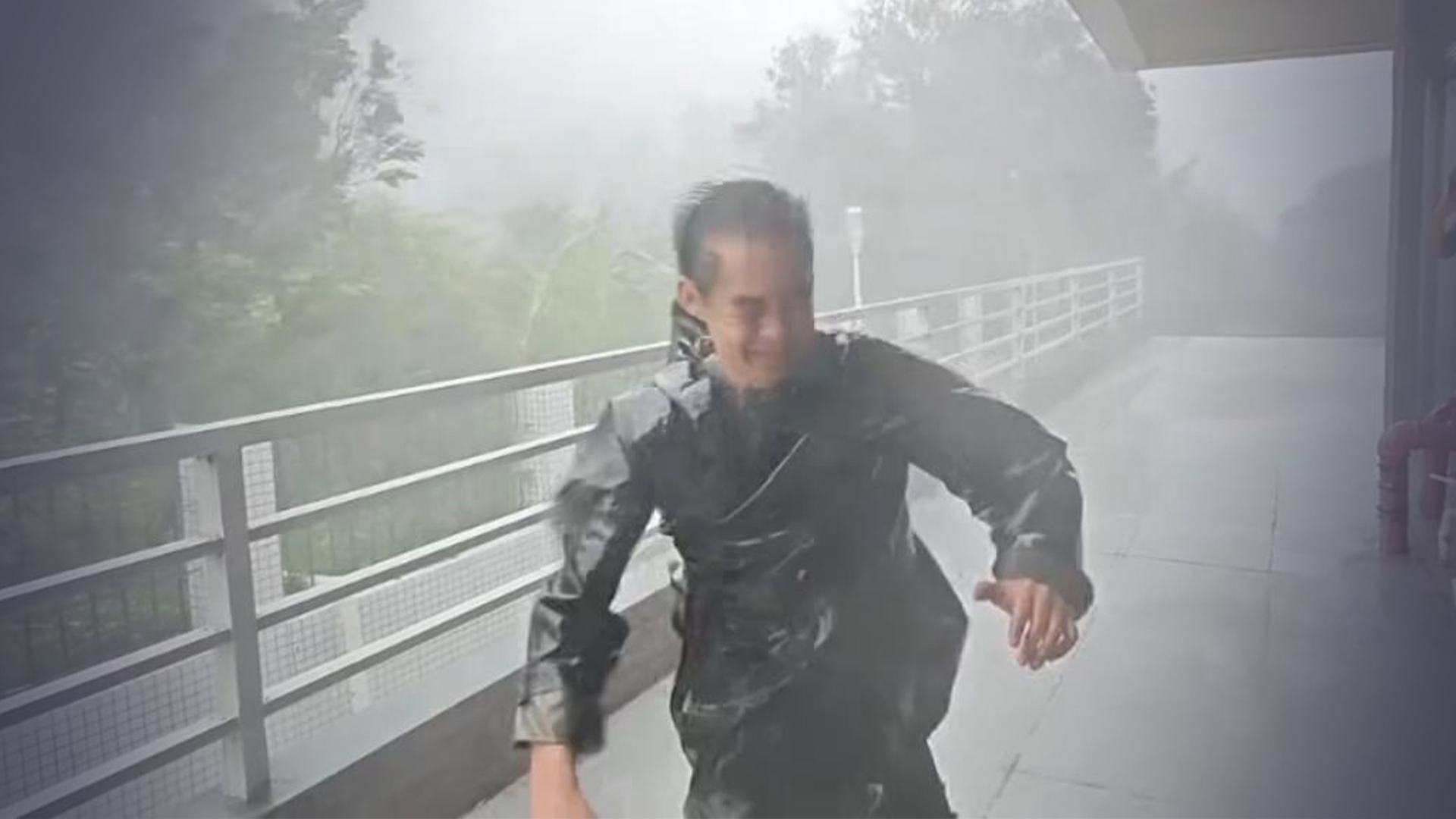 “桦加沙”即将擦过广东台山上川岛，实况风力已达15级，狂风中记者身形难稳