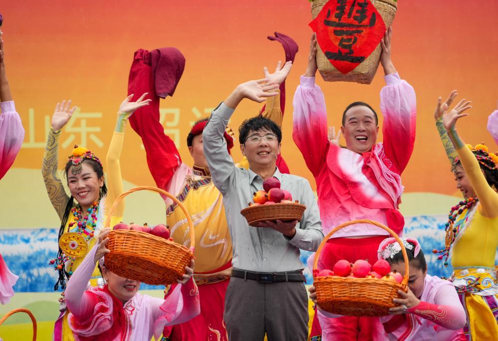 9月23日，在山东省招远市举办的中国农民丰收节全国主场活动现场，来自山东省枣庄市峄城区的石榴种植户刘远与大家交流。新华社记者 徐速绘 摄