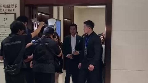 【#胡歌解锁新身份#】9月26日晚，胡歌亮相上海，在家乡参加活动的他