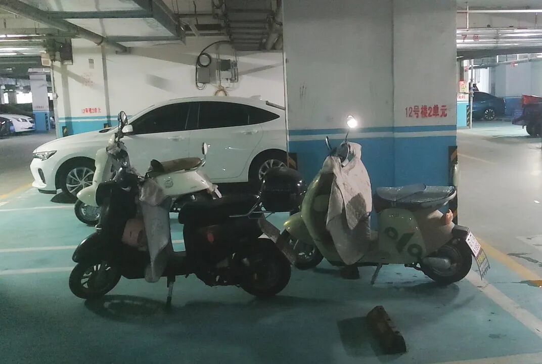 鹰潭中兆星河汇四号苑地下停车场乱停乱放 业主反问“怎么啦？”