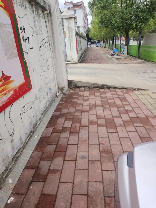 赣县区梅林填兴农路人行道上建斜坡 市民夜晚骑车路过险受伤