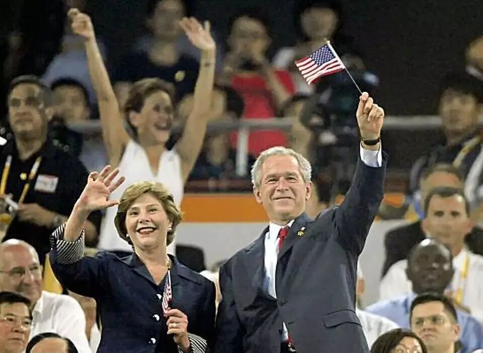 ▎2008年8月8日,时任美国总统乔治·W·布什和第一夫人劳拉·布什在北京奥运会开幕式上挥手致意。图源:路透社