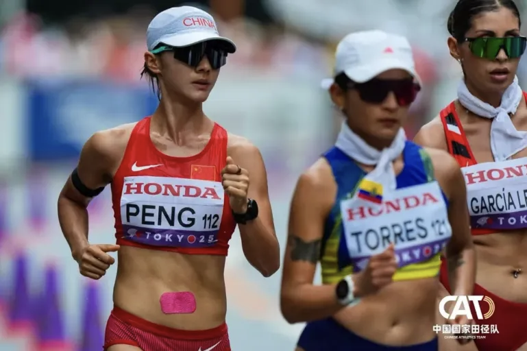 彭丽（左一）在比赛中　图片来源：兰大体育教研部