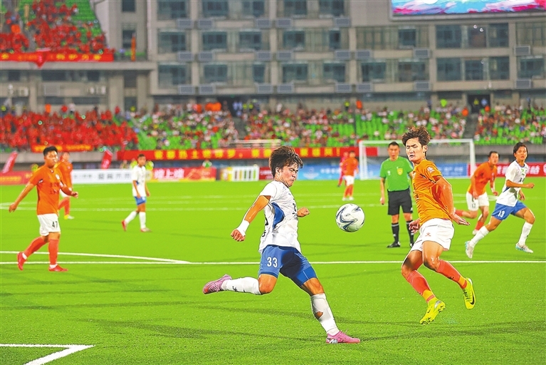 9月21日,赣超联赛第二阶段八强淘汰赛首轮,景德镇队迎战宜春队在景德镇市体育中心开赛,双方最终以1∶1结束比赛。江西日报全媒体记者 吴福清摄