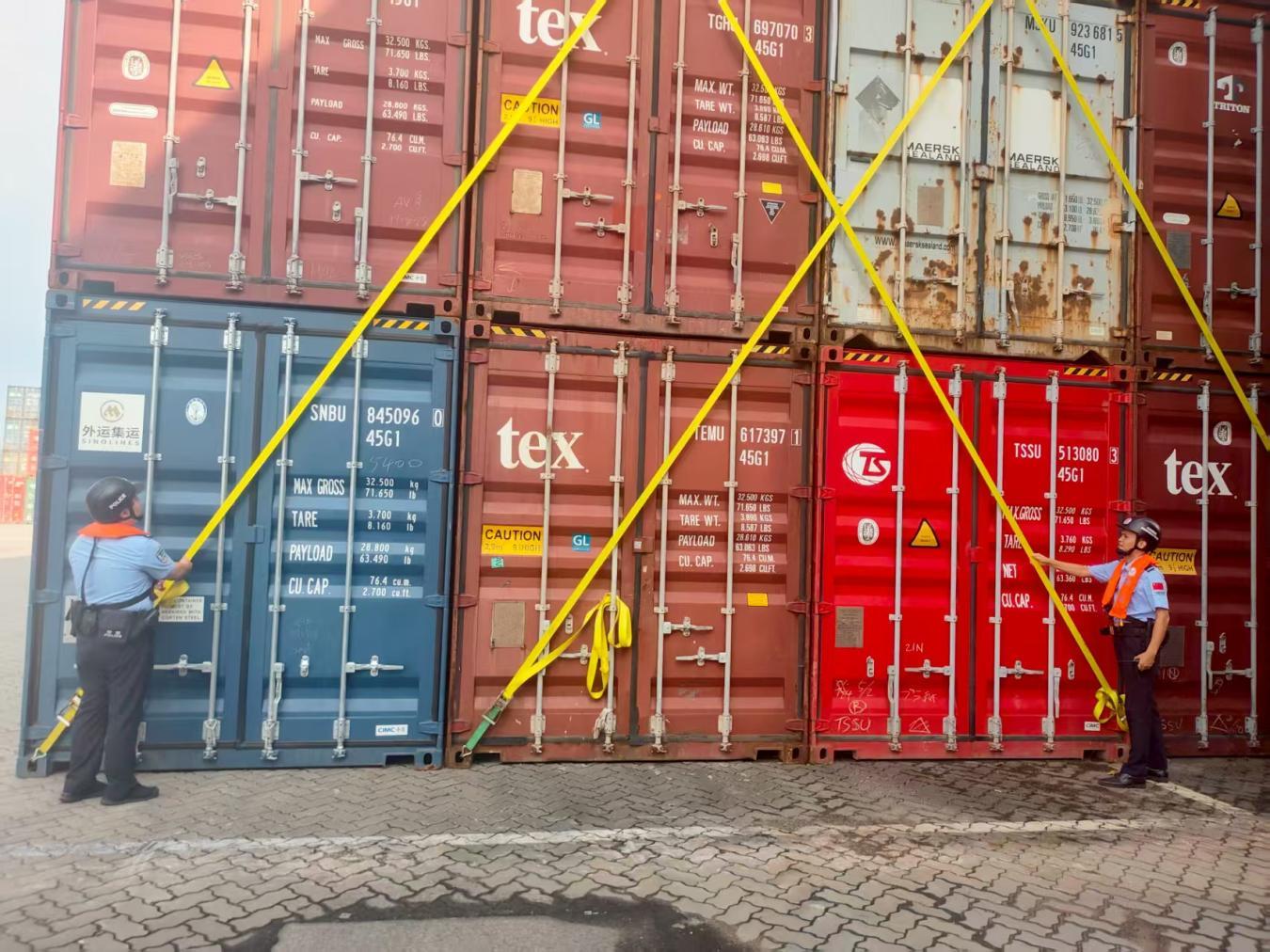 （图：顺德边检站防台风应急分队深入码头一线对进出闸口、集装箱堆场等重点部位进行安全隐患排查。）