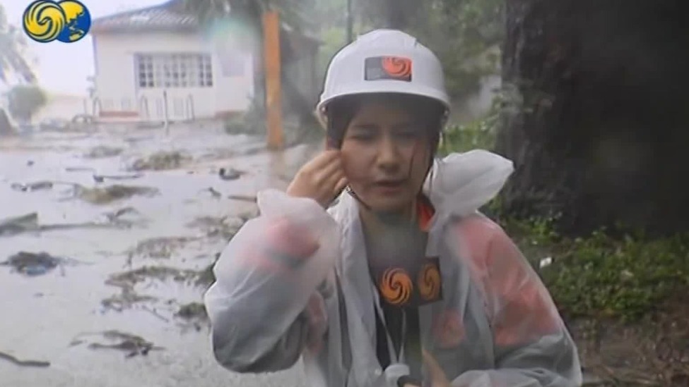 “桦加沙”巨浪拍上香港道路，分不清雨水还是海水，记者绑安全绳才能抵抗风力