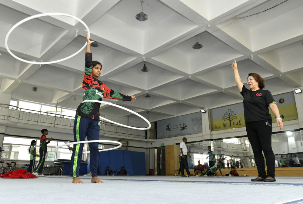 8月20日，来自孟加拉国的学员在河北吴桥杂技艺术学校排练厅内练习杂技。新华每日电讯记者牟宇摄