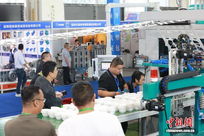 图为参展商在第六届中国&middot;沧县塑料中空制品展览会上展示产品。 田博 摄