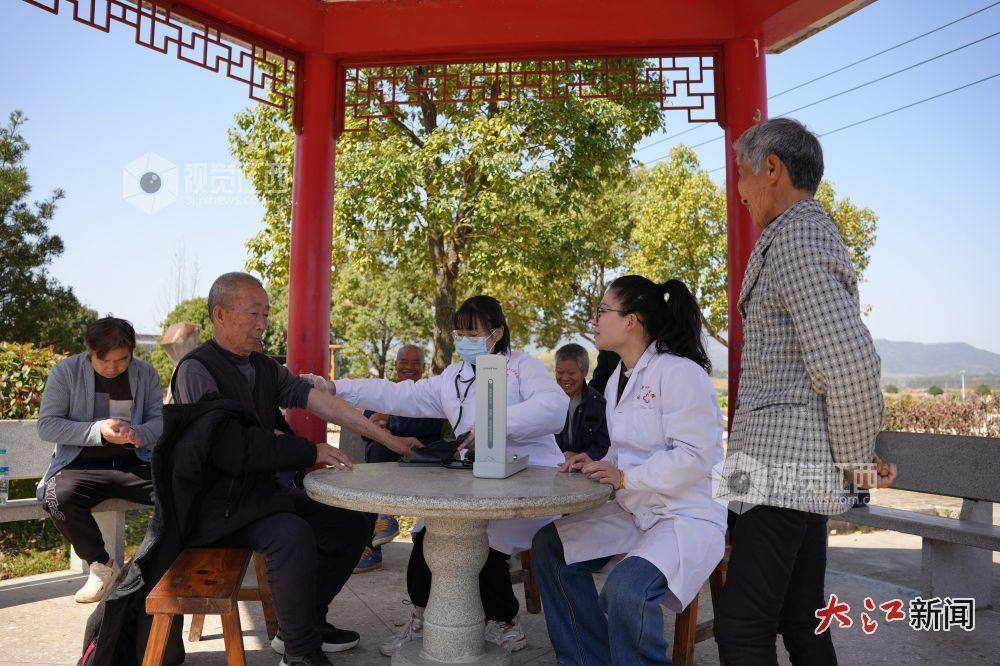 2025年3月21日,江西省宜春市上高县田心镇中心卫生院医护人员在该镇井陂村开展65岁及以上老年人免费健康体检活动。(视觉江西傅露摄)