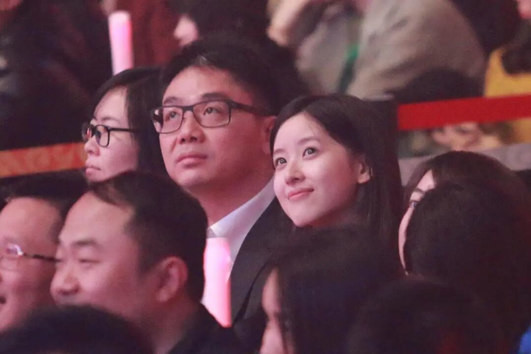 ▲资料图：刘强东与“奶茶妹妹”章泽天 图源：视觉中国
