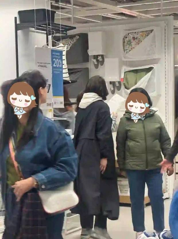 搜狐娱乐讯 近日，网友在英国偶遇袁咏仪的照片流出。图中，袁咏仪独自逛商场为儿子置办上学的东西，背影又高又瘦状态好。