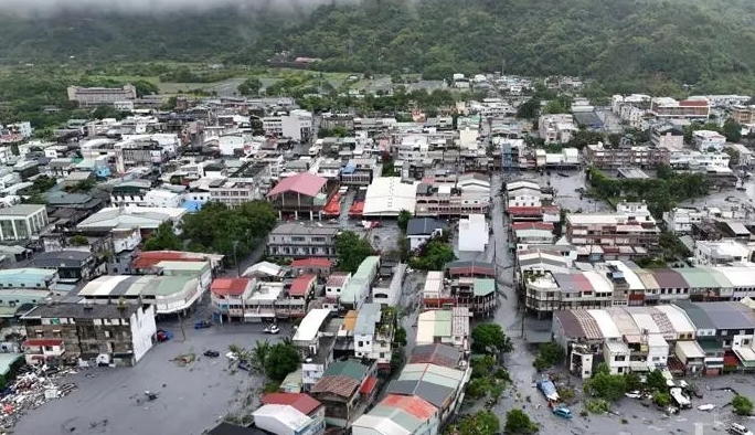“桦加沙”来袭,台湾花莲光复城区惨况曝光